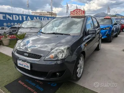 Usado Ford Fiesta 68 HP (50 kW) 2007 Cinzento Citadino