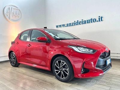 Usata Toyota Yaris Hybrid Trend 92 CV (67 kW) 2022 Rosso metallizzato Berlina