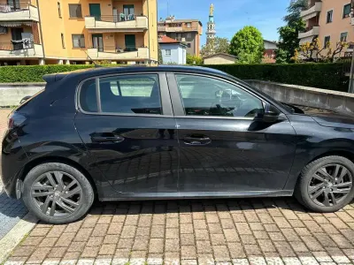 Usata Peugeot 208 Active 101 CV (74 kW) 2021 Nero Utilitaria
