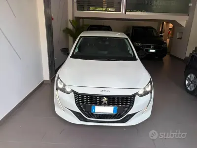 Usata Peugeot 208 Allure 102 CV (75 kW) 2023 Bianco Utilitaria