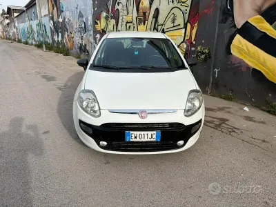 Usata Fiat Punto Street 75 CV (55 kW) 2015 Bianco Utilitaria
