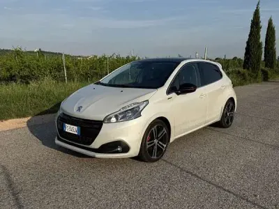 Usata Peugeot 208 GT-line 110 CV (80 kW) 2018 Bianco Utilitaria