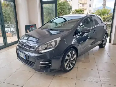 Usado Kia Rio 90 HP (66 kW) 2017 Cinzento Sedan
