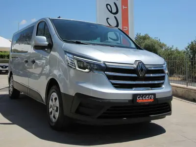 Usata Renault Trafic 150 CV (110 kW) 2024 Argento Monovolume