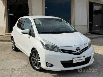 Usata Toyota Yaris Lounge 90 CV (66 kW) 2014 Bianco Utilitaria
