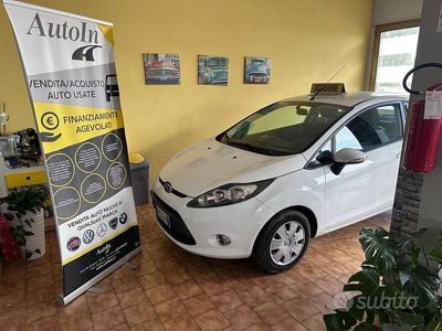 Usata Ford Fiesta 60 CV (44 kW) 2012 Bianco Utilitaria