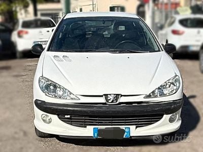 Käytetty Peugeot 206 75 HP (55 kW) 2001 Valkoinen Sedan