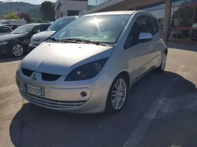 Usata Mitsubishi Colt Invite 75 CV (55 kW) 2009 Argento metallizzato Utilitaria