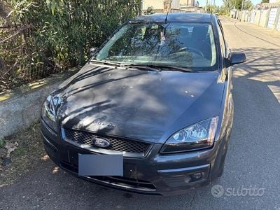 Begagnad Ford Focus 120 HK (88 kW) 2007 Grå Kombi