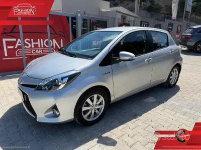 Usata Toyota Yaris Hybrid Lounge+ 75 CV (55 kW) 2014 Grigio Berlina