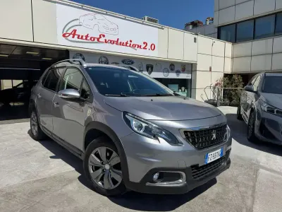Usata Peugeot 2008 Signature Sky 110 CV (80 kW) 2019 Argento SUV