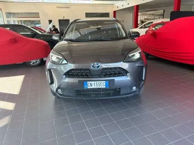 Usata Toyota Yaris Cross Lounge 92 CV (67 kW) 2023 Grigio SUV