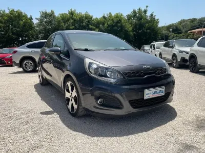 Usata Kia Rio 90 CV (66 kW) 2015 Grigio Berlina