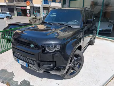 Usata Land Rover Defender HSE Dynamic 249 CV (183 kW) 2022 Ultimate black santorini black SUV
