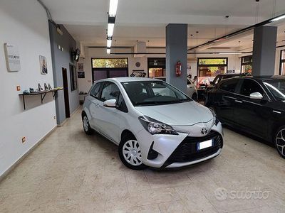 Usata Toyota Yaris Cool 72 CV (52 kW) 2019 Grigio metallizzato Utilitaria