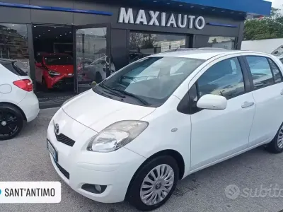 Usata Toyota Yaris 90 CV (66 kW) 2011 Bianco Utilitaria