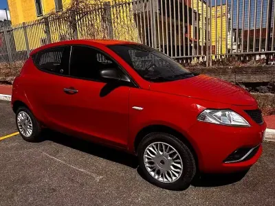 Usata Lancia Ypsilon Silver 85 CV (62 kW) 2017 Rosso Utilitaria
