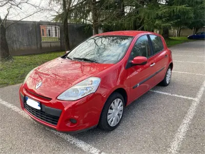 Usata Renault Clio II Privilege 75 CV (55 kW) 2010 Rosso Berlina