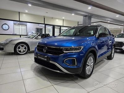 Usata VW T-Roc Life 116 CV (85 kW) 2023 Blu SUV