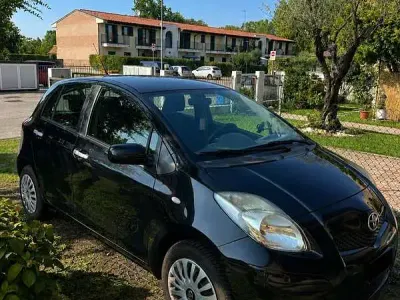 Usata Toyota Yaris Sol 65 CV (47 kW) 2010 Nero Utilitaria