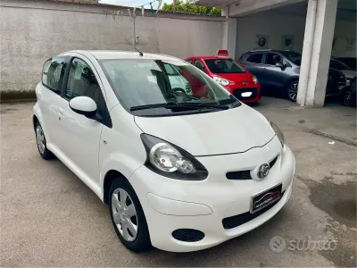 Begagnad Toyota Aygo Connect Style 68 HK (50 kW) 2011 Vit Halvkombi