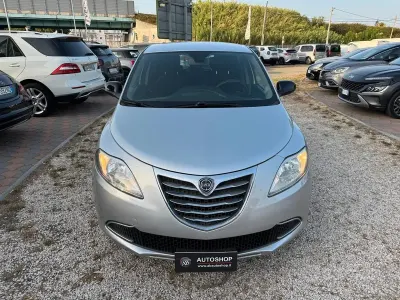 Usata Lancia Ypsilon 69 CV (50 kW) 2015 Grigio chiaro Utilitaria