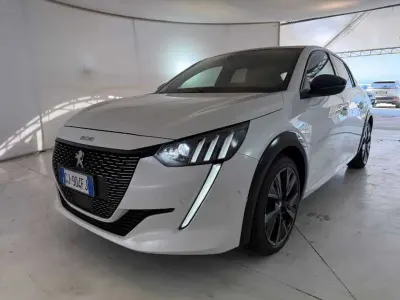 Usata Peugeot 208 GT 102 CV (75 kW) 2022 Bianco Utilitaria