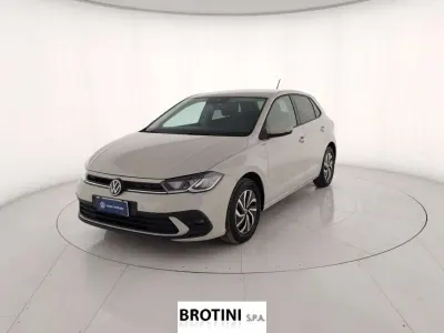 Usata VW Polo Life 95 CV (69 kW) 2023 Grigio metallizzato Utilitaria