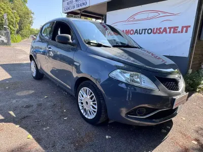 Usata Lancia Ypsilon Silver 69 CV (50 kW) 2017 Grigio Utilitaria