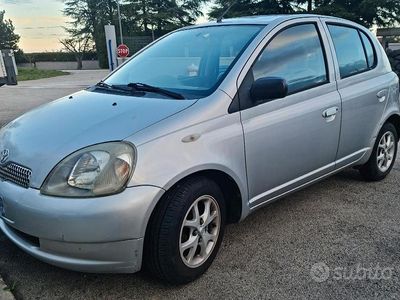 Begagnad Toyota Yaris 68 HK (50 kW) 2000 Grå Halvkombi