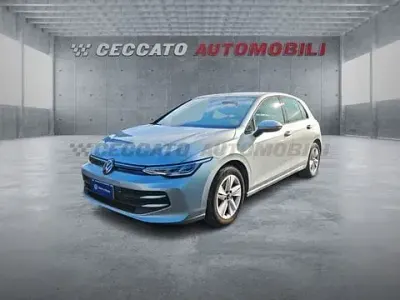 Usata VW Golf VIII Life 116 CV (85 kW) 2025 Grigio Berlina