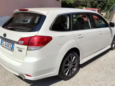 Usata Subaru Legacy Trend 150 CV (110 kW) 2011 Bianco Station wagon
