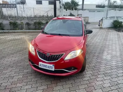 Usata Lancia Ypsilon Silver 69 CV (50 kW) 2016 Rosso Utilitaria