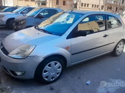 Usata Ford Fiesta Zetec 80 CV (58 kW) 2004 Grigio Utilitaria