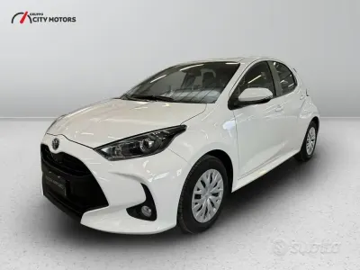 Usata Toyota Yaris Hybrid Active 92 CV (67 kW) 2025 Bianco Berlina