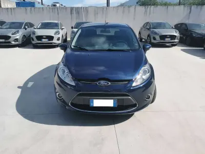 Usata Ford Fiesta Titanium 71 CV (52 kW) 2011 Deep impact blu Berlina