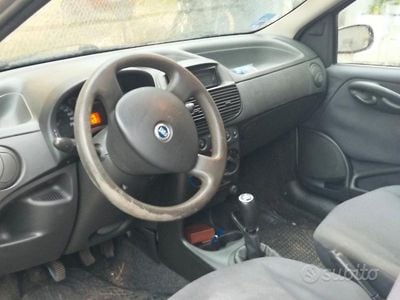 Usata Fiat Punto 85 CV (62 kW) 2004 Grigio Berlina