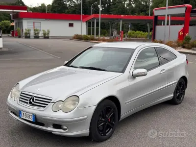 Usata Mercedes C220 Avantgarde 143 CV (105 kW) 2004 Grigio Coupé