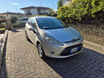 Occasion Ford Fiesta Titanium 71 ch (52 kW) 2012 Argent Berline