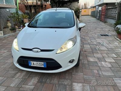 Usata Ford Fiesta 96 CV (70 kW) 2010 Bianco Utilitaria