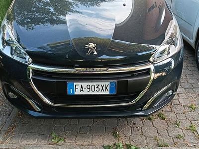 Usata 2015 Peugeot 208 Utilitaria | 8000 € (Buon prezzo)