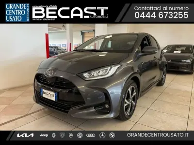 Nuova Toyota Yaris Hybrid Trend 92 CV (67 kW) 2025 Grigio scuro Berlina
