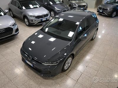 Usata VW Golf VIII Life 115 CV (84 kW) 2025 Grigio Berlina