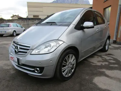 Usata Mercedes A180 Style 109 CV (80 kW) 2012 Argento metallizzato Utilitaria