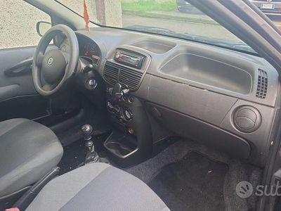 Usata Fiat Punto 2004 Blu Utilitaria