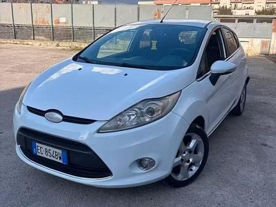 Usata Ford Fiesta Titanium 68 CV (50 kW) 2010 Bianco Utilitaria