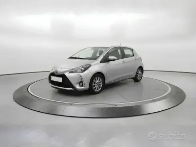 Usata Toyota Yaris Hybrid Active 73 CV (53 kW) 2020 Grigio met. Berlina