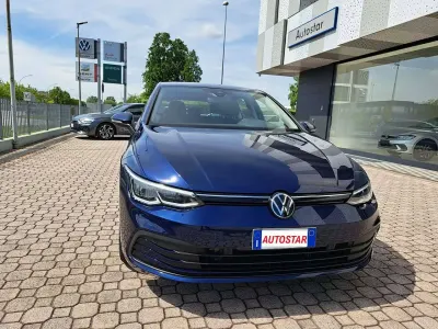 Begagnad VW Golf VIII Life 110 HK (80 kW) 2023 Blå Sedan