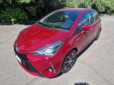 Usata Toyota Yaris Hybrid Active 73 CV (53 kW) 2019 Rosso Berlina