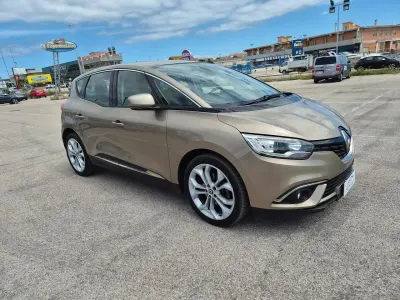Usado Renault Scénic IV 150 CV (110 kW) 2019 Dorado Monovolumen